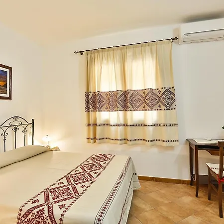 Πανσιόν Affittacamere Arburis 2*